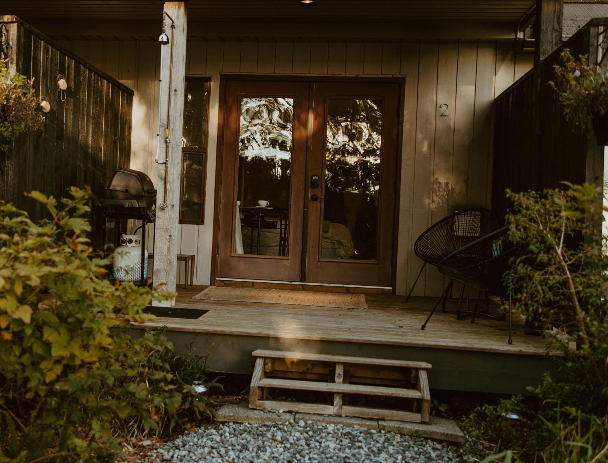 Lunar Cove Inn Charters And Tours Tofino Exterior foto